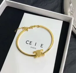 2024 Bracciale di design da donna Braccialetti di lusso Gioielli con ciondoli Modelli classici Regali casual per le feste