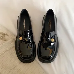 Женские туфли на низких каблуках маленькая золотая монета декоративная пряжка черная кожаная открытая платформа Loafer Женская универсальная 240126