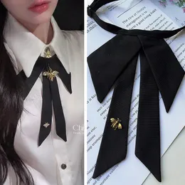 College Style Black Fabric Bow Tie Pearl Bee Fashion Shirt Collar Casual Solid Slyckig gåvor för kvinnliga tillbehör Partihandel 240202