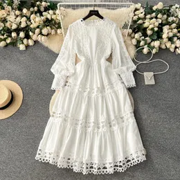 Casual Dresses Superaen Lace Patchwork Dress for Women Autumn Retro Round Neck High midje Elegant vit lång