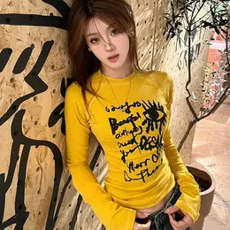 Apertado amarelo manga longa tshirt para mulheres outono graffiti impressão vintage roupas de rua magro undershirt versátil topo y2k 240118