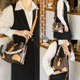 광저우 고품질 여성의 대용량 버킷 봄 여름 새로운 세련된 핸드백 바이키 크로스 바디 백 공장 직접 판매