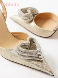 Bombas de strass de coração 630 Cristal brilhante tira de tornozelo pontual de ponta fino calcanhão sólido elegante moda sexy shoe est 240125 ss