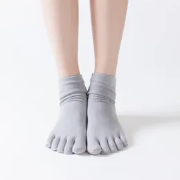 Женские носки до щиколотки, дышащие спортивные хлопковые женские носки для фитнеса, корейские противоскользящие чулочно-носочные изделия для йоги с пятью пальцами, силиконовый пол в горошек