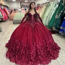 2024 Ballkleid Quinceanera Kleider Brautkleider Schatz Schulterfrei Burgunderrote Spitzenapplikationen Kristallperlen Handgefertigte Blumen Cape Sweet 16 Kleid Abendkleider