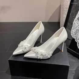 Sukienka buty ślubne kobiety pompki 2024 Białe wysokie obcasy luksusowe ręcznie wywierane perłowe kwiaty satynowe cienkie damę mody sztylet