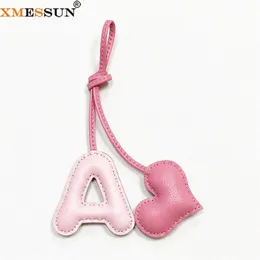 Xmessun English Letter A و Heart Charm Associory 2023 Fashion Heliine Leather Character Alphabet Keychain Bendant Bag 240122
