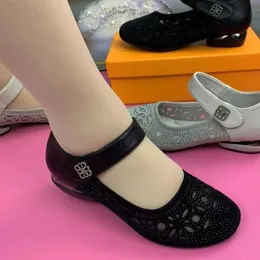 Domowe oddychające puste buty z pustymi obcasami 2023 Summer retro płytkie pompy dla kobiet miękkie podeszwa damskie sandały 240202