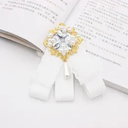 弓タイのレースリボンラインストーンネクタイブローチ韓国の女性スーツシャツセーター首輪花の花の手作りの宝石ピンズ女性のためのギフト