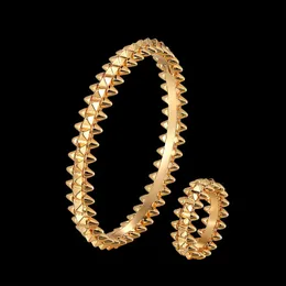シンプルなバングルとリングジュエリーセット銅素材の宝石は、両側にコーンと真ん中に正方形の円錐形を備えた240126