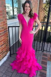 Vestido de baile sereia fúcsia com alça de penas, vestido formal de festa à noite, decote pungente, rosa quente, vestido de noite com babados, saia multicamadas