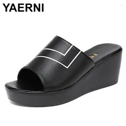 Тапочки YAERNI, большие размеры 32-43, мода 2024 г., женские туфли на плоской подошве, шлепанцы на среднем каблуке для женщин, белые летние тапочки на открытом воздухе