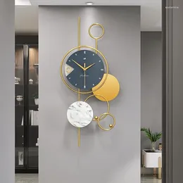 ウォールクロックモダンミニマリストクロックノルディックスタイルのホームデコレーションリビングルーム芸術的なクリエイティブ静かにカチカチ音を立てる時計