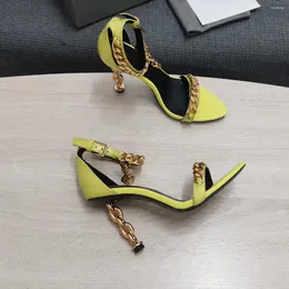 샌들 뾰족한 발가락 파티 2024 여름 하이힐 체인 장식 디자이너 여성 신발 특허 가죽 보타스 Mujer