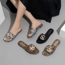 Nowe luksusowe spłaty zjeżdżalni poślizgnij się na tkaninach sandały klamry haftowane buty na palca