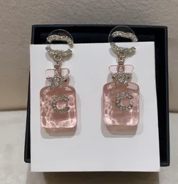 2024 brinco de gota de charme de qualidade de luxo com diamante banhado a prata rosa e azul design de garrafa tem caixa de carimbo PS3933A