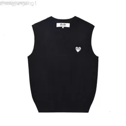 Desginer Cdgs T Shirt Commes Des Garcons HEYPLAY Fashion Brand Love AutumnWinter Vest Knitted Tank Top Mens and Womens Vneck Kam Shoulder Sleeveless Sweater Couple 2