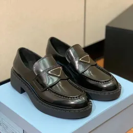 Platform Loafers Tasarımcı Ayakkabı Günlük Tek Parça Üçgen Logo Siyah Deri Ayakkabı Kadın Spor Ayakkabıları Cloudbus Klasik Patent Mat Loafers Spor Ayakkabıları