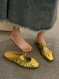 슬리퍼 노새를위한 노새 2024 Ladies 'Shoes Low Gold Sandals Pantofle Cover 발가락은 평평한 고무 레트로 본드 가죽 pu h