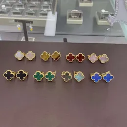 24SS Tasarımcı Van Cleff Bilezik VCAS Yüksek Versiyon V Golden Fan Ailesi Four yaprak çim kulak saplamaları dişi beyaz fritillaria kırmızı chalcedony ile elmas kulak yamaları