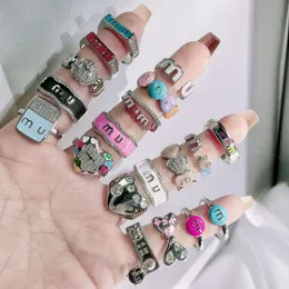 Modischer Bandring mit Buchstabenöffnung für Damen, lässige Tropfglasur-Herzringe, Designer-Punk-Stil, Edelsteinring, vielseitige weiße Keramikringe, Retro-Schmuck