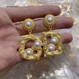 Neu gestaltete Bolzen Messing Diamonds Ohrringe D Buchstaben weiße Perlen Anhänger 18K Gold plattiert Anti -Allergie -Damen -Ohrclip -Designer Schmuckgeschenke Der1 -03 CCC