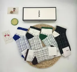 Atmungsaktive Socken mit Buchstabennadel, Damen-Designer-Socken, fünf Paar Luxe-Sport-Socken mit Buchstabendruck