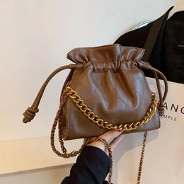 イブニングバッグPU Ruched Chains Selrden Ladies on Sale 2024高品質の秋のファッションソリッド多目的ハンドバッグBolsas de Ombro