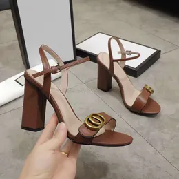 Tasarımcı Kadın Yüksek Topuk Sandalet Deri Partisi Moda Metal Çift Tokalı Yaz Tasarımcısı Seksi Peep-Toe Bayanlar Chunky Topuk Elbise Ayakkabı Yüksek Topuklu Ayaklar 10 cm 35-42 Kutu