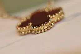 2024 Classic Four Leaf Clover Halsband hängsmycken Mor-of-Pearl Rostfritt stål pläterat 18K för Girl Valentine's Mors Day Engagement Jewelry-Gift Wholesale Q8
