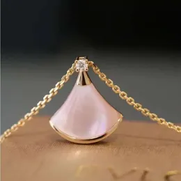 2024Bulgarilies V Gold Designer Necklace Women's Natural Pink Fritillaria Clavicle Chain Plated with Rose Gold High quality Pendant jewlery designer for womenQ1