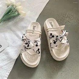 Slipare nummer 40 Nonslip Kvinnor inomhus Silver Sandal Woman Shoes Breattable Sneakers Sports Teniz 2024 Sapa Teniis