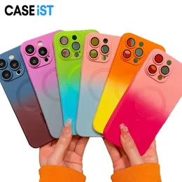 CASEiST Custodia per telefono con colori sfumati di lusso, magnetica, morbida, in silicone liquido, antiurto, in TPU, per fotocamera, protezione per obiettivo della fotocamera, per iPhone 15 14 13 12 11 Pro Max Plus Samsung