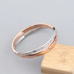 Pulseira criativa européia e americana quente e americana em forma de pulseira circundante Micro incrustações de fivela de fivela para feminino para jóias