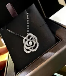 2020 New Camellia Necklace الأنيقة والرائعة Hollowedout Diamond 925 Sterling Silver Stain طول 405cm8558574