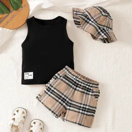 Niedliches Tanktop mit Babyaufnähern und flach bedruckten Shorts im lustigen Stil für kleine Entdecker 240218