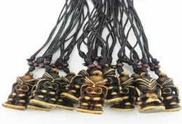 Modna biżuteria Cała część 12PCS Cool 3d Tiki Naszyjnik Totem Symulacja Kość rzeźbiona hawajska brązowa totem tiki mężczyzn wisząca 6919915