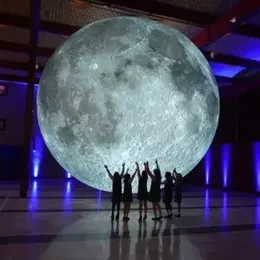 5mD (16,5 pés) com soprador atacado iluminação gigante cinza bola de lua inflável pendurado balão de aterramento planeta para decoração de festival
