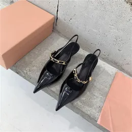 Sapatos de vestido Decoração de metal fivela de cinto apontado dedo do pé saltos finos estilo conciso sandalias para fiesta y bodas designer feminino