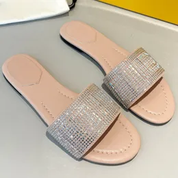 Novos chinelos de moda, sandálias de grife de primeira linha, sapatos de couro genuíno com letras de diamante de água, sapatos de praia de fundo plano de borracha, chinelos antiderrapantes para exteriores, sapatos internos femininos