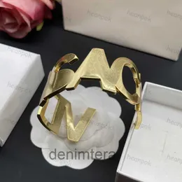 Топ-версия Широкий браслет с буквами Роскошные дизайнерские браслеты для мужчин Марка Золотые манжеты Женские дизайнерские аксессуары Подарки для вечеринок M4EX