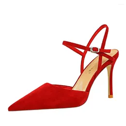 Sandaler 34-40 Tunna hälen High Pointed Hollow Sexy Red Wedding Shoes for Women Summer