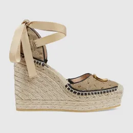 Beigefarbene Strohsandalen, Pumps, berühmte Designer-Damen, hohe Plateau-Absätze, Segeltuch-Espadrille, Sommer-Strandsandale, goldfarbene Hardware, schwarzer Lederbesatz, Ripsband-Schnürung