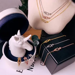 Yeni moda lüks marka tasarımcı takı setleri bilezik, kolye halkaları üst sınıf 18k altın kadın kız parti mücevher hediyesi