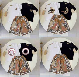 패션 키즈 트랙 슈트 편안한 아기 티셔츠 정장 크기 100-150 라운드 넥 짧은 슬리브 및 카키색 체크 무늬 반바지 Jan20