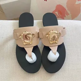 Modeskor sandaler kvinnor klassiska sko gummiläder tofflor män lyxiga flip flops designer skönhet huvud tofflor