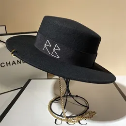 Black Cap Kobiet British Wool Hat Fashion Party Flat Top Hat Chain Pasp i Fedoras Fedoras for Woman za strzelanie w stylu ulicznym 220232k