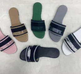 2024 Paris broderad bländande designer tofflor kvinnor sandaler sommarstrand ränder avslappnade platt tofflor skjutreglage kvinnor dam flip flops broderi kanal