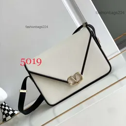 Çanta çanta velentino bayan deri 2024 en kaliteli parlak basit bayanlar omuz kayışı ile çok yönlü eğik portatif küçük kare satchels crossbody el çantası v6kt