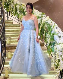 2024 Luxury Mother of the Bride Dresses Light Blue Jewel Neck Illusion Crystal Beads Spets Applicques korta ärmar Tulle bröllop Gästklänningar Golvlängd